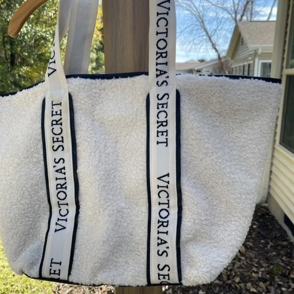 Victoria Secret‎ Fleece Bag Black /white With Zipper 808